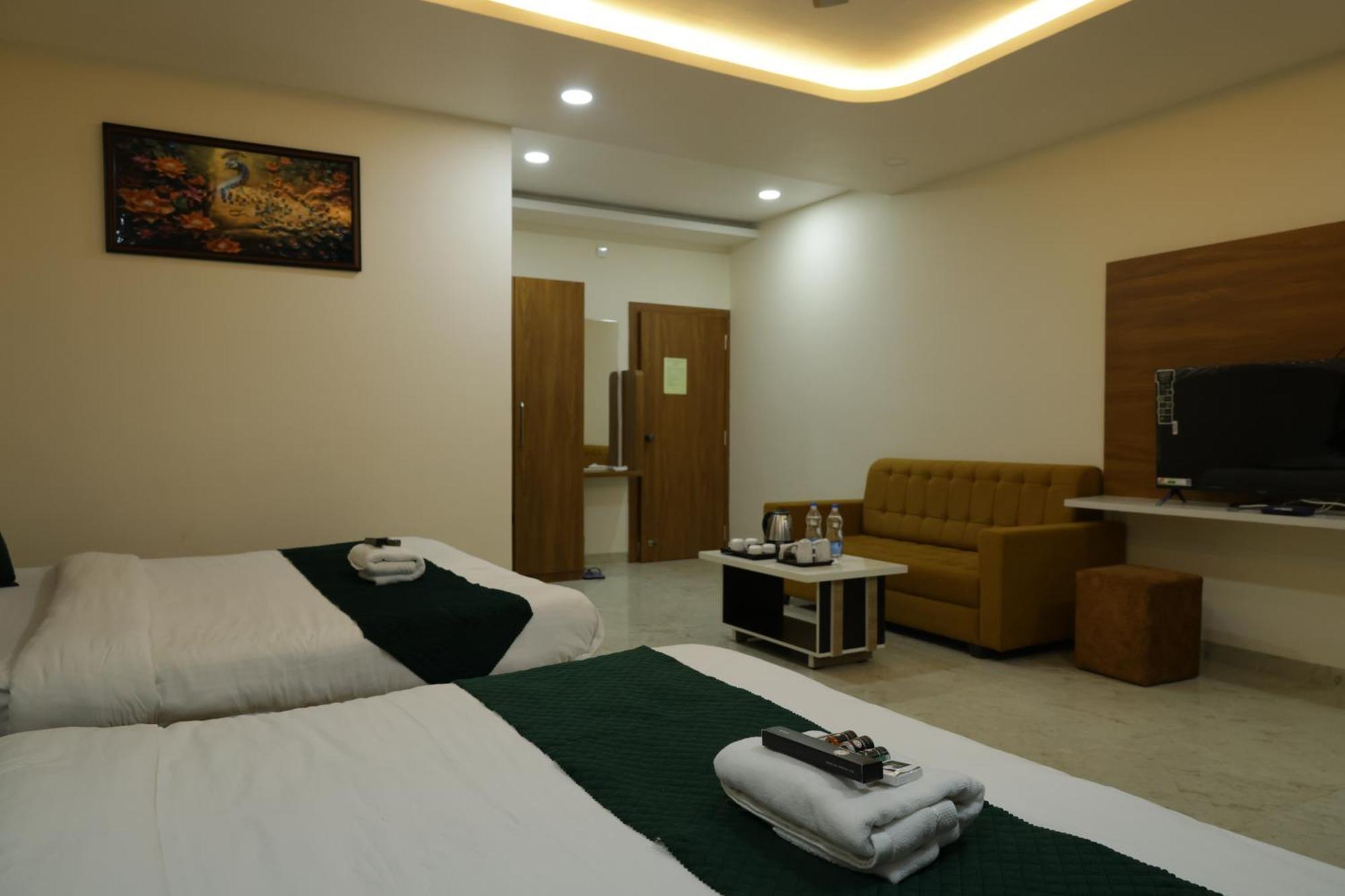Hotel The Prime Land Hoshangabad Bagian luar foto