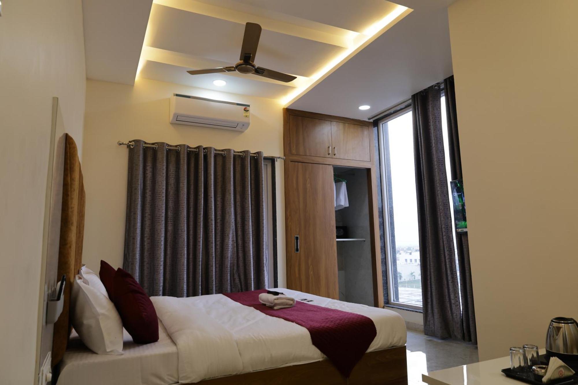 Hotel The Prime Land Hoshangabad Bagian luar foto