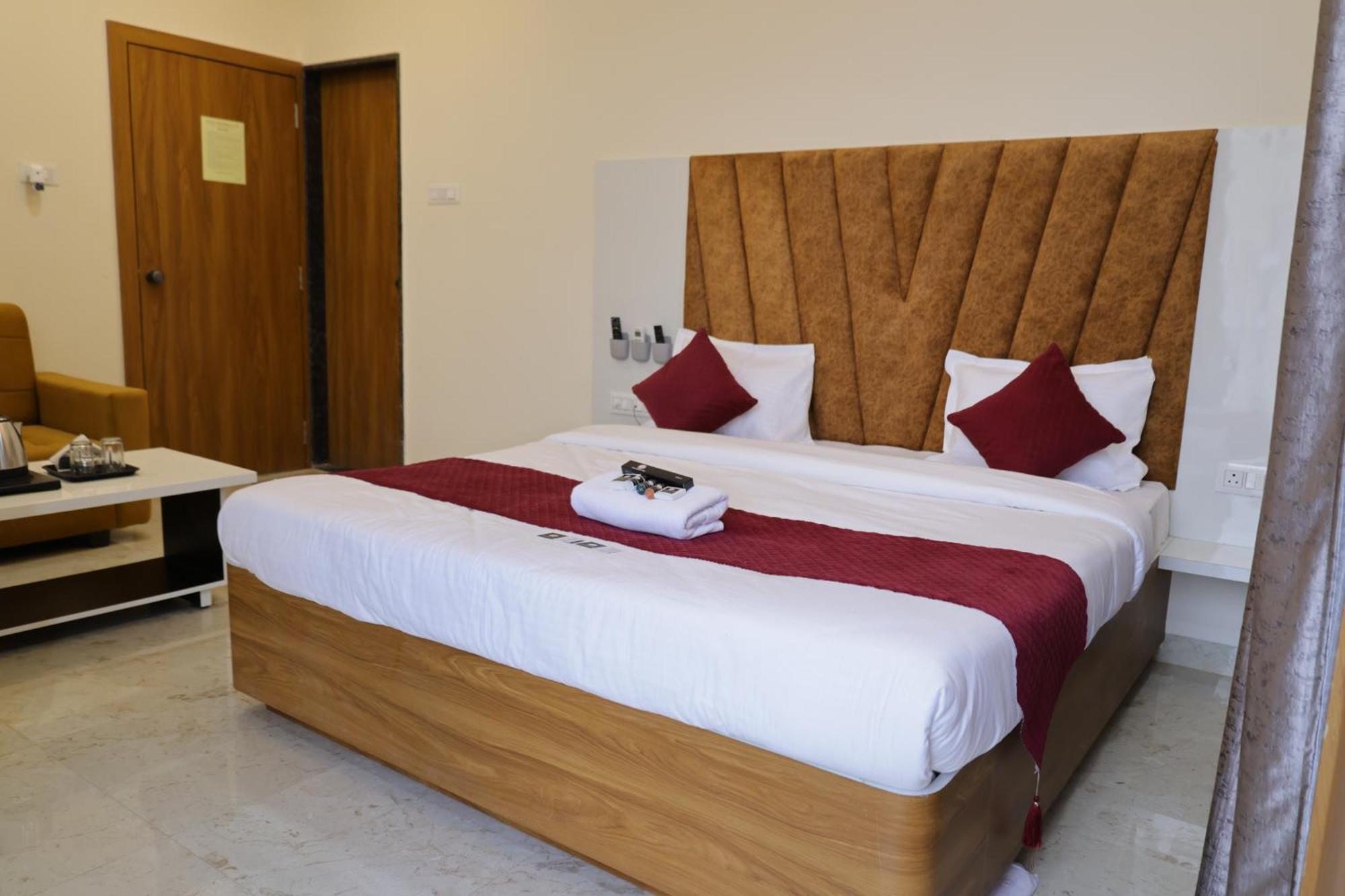 Hotel The Prime Land Hoshangabad Bagian luar foto