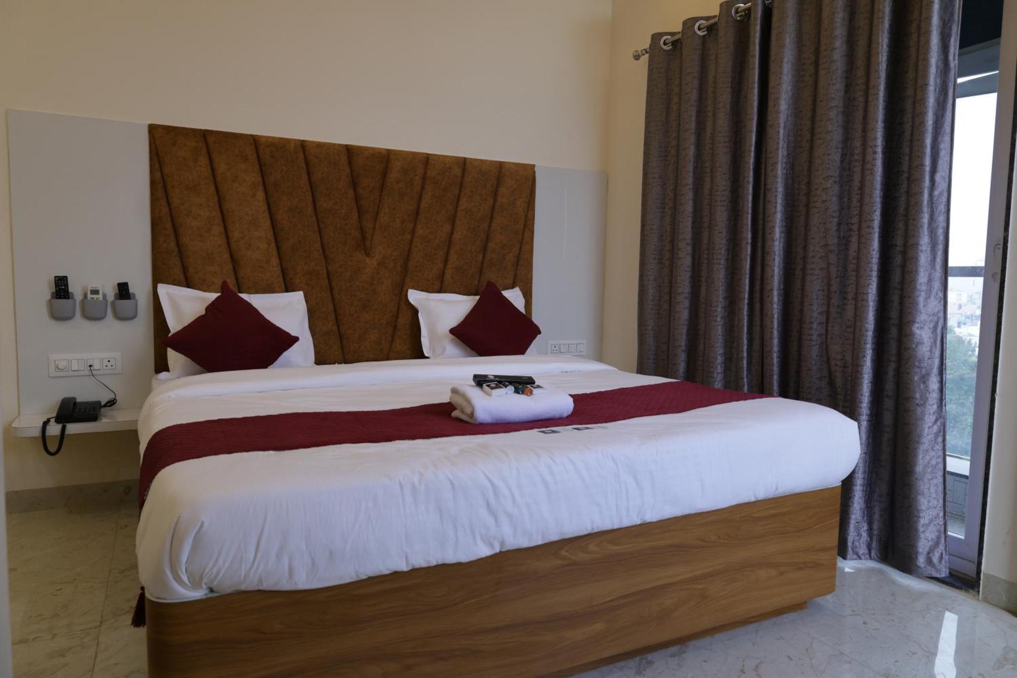 Hotel The Prime Land Hoshangabad Bagian luar foto