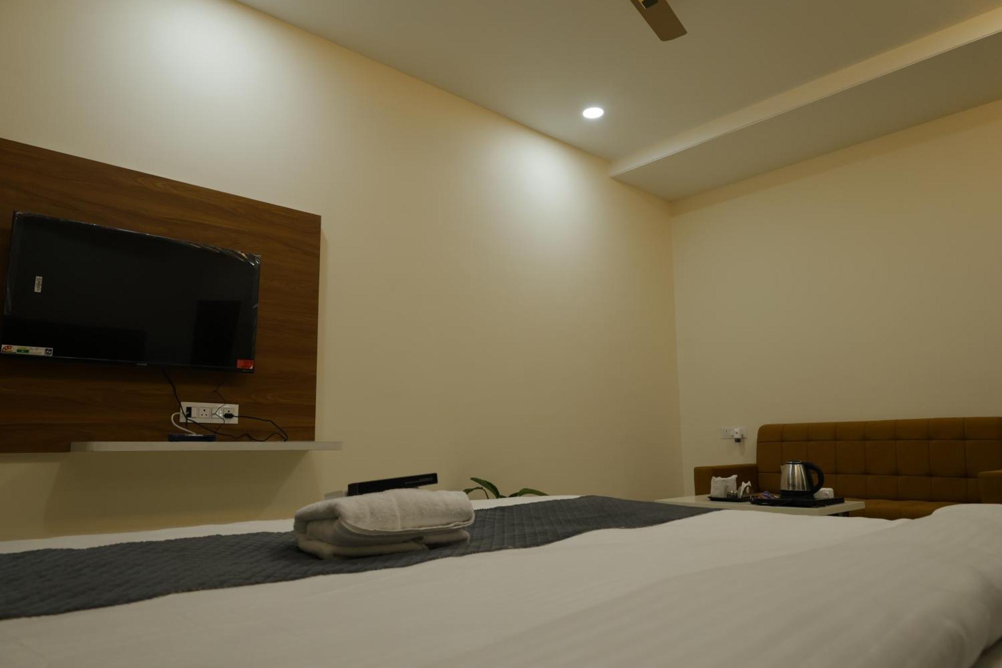 Hotel The Prime Land Hoshangabad Bagian luar foto