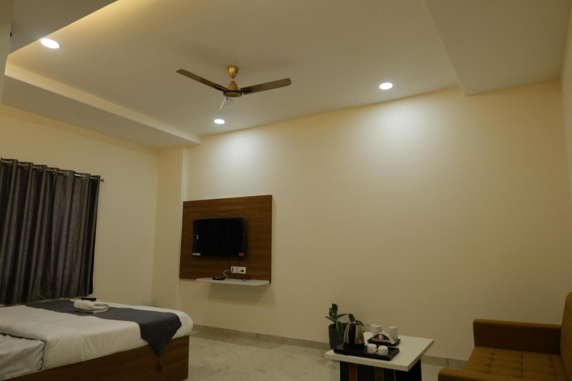 Hotel The Prime Land Hoshangabad Bagian luar foto