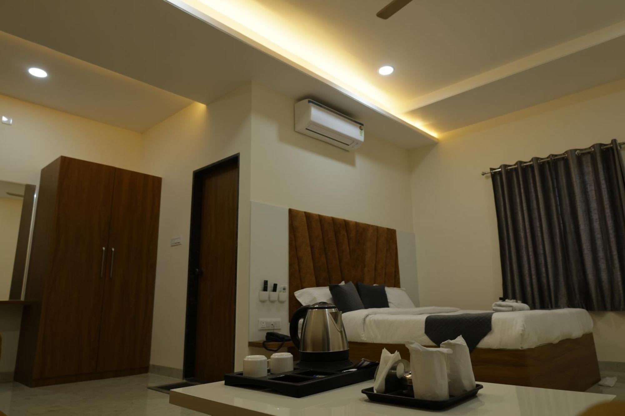 Hotel The Prime Land Hoshangabad Bagian luar foto
